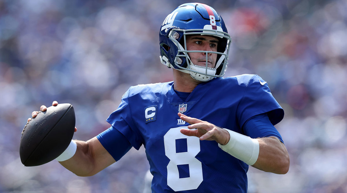 Daniel Jones throws a pass
